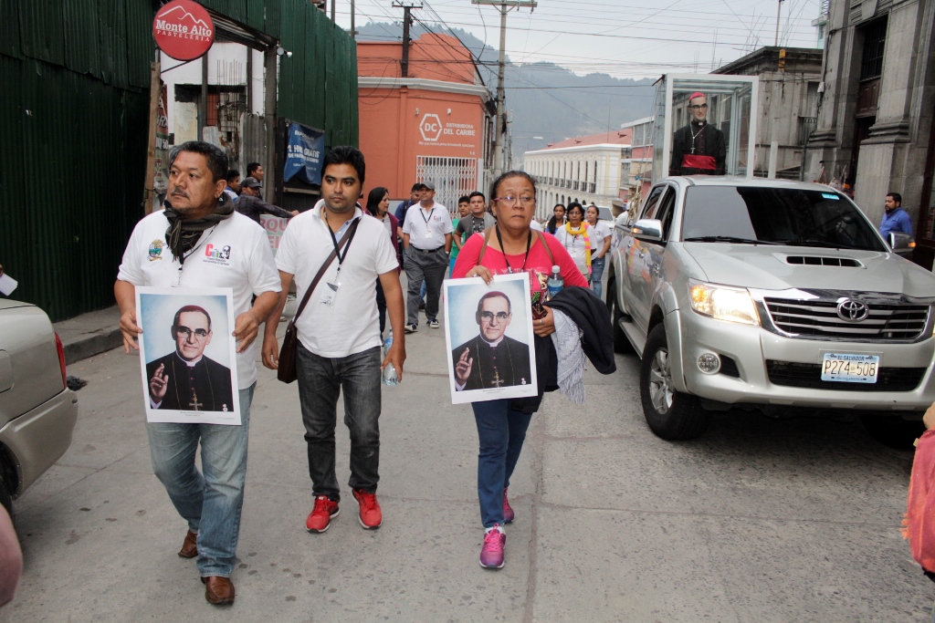 Peregrinos a su paso por la ciudad de Quetzaltenango. (Foto Prensa Libre: María José Longo).