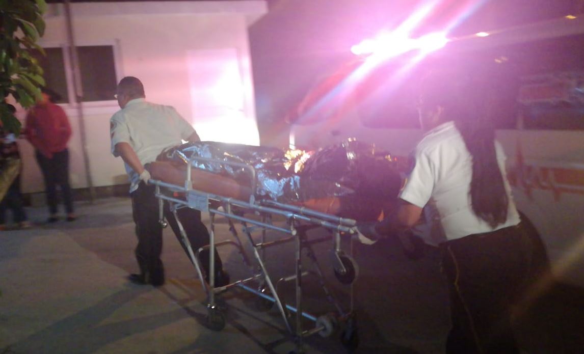 Varios ataques armados convirtieron este martes en un día violento. Socorristas trasladan a una persona herida de bala en San José Pinula. (Foto: Bomberos Voluntarios)