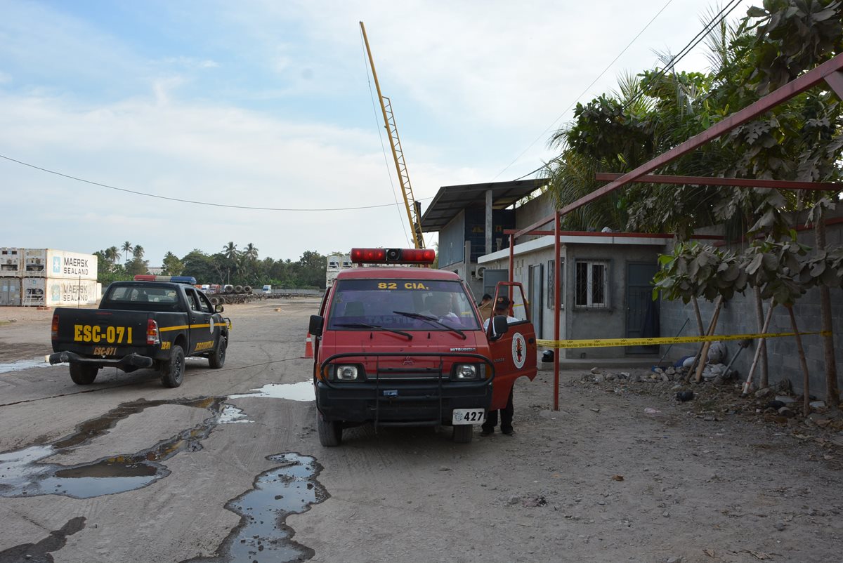 Agentes de la PNC resguardan lugar donde murió un guardia de seguridad privada en Puerto San José, Escuintla. (Foto Prensa Libre: Carloe E. Paredes)