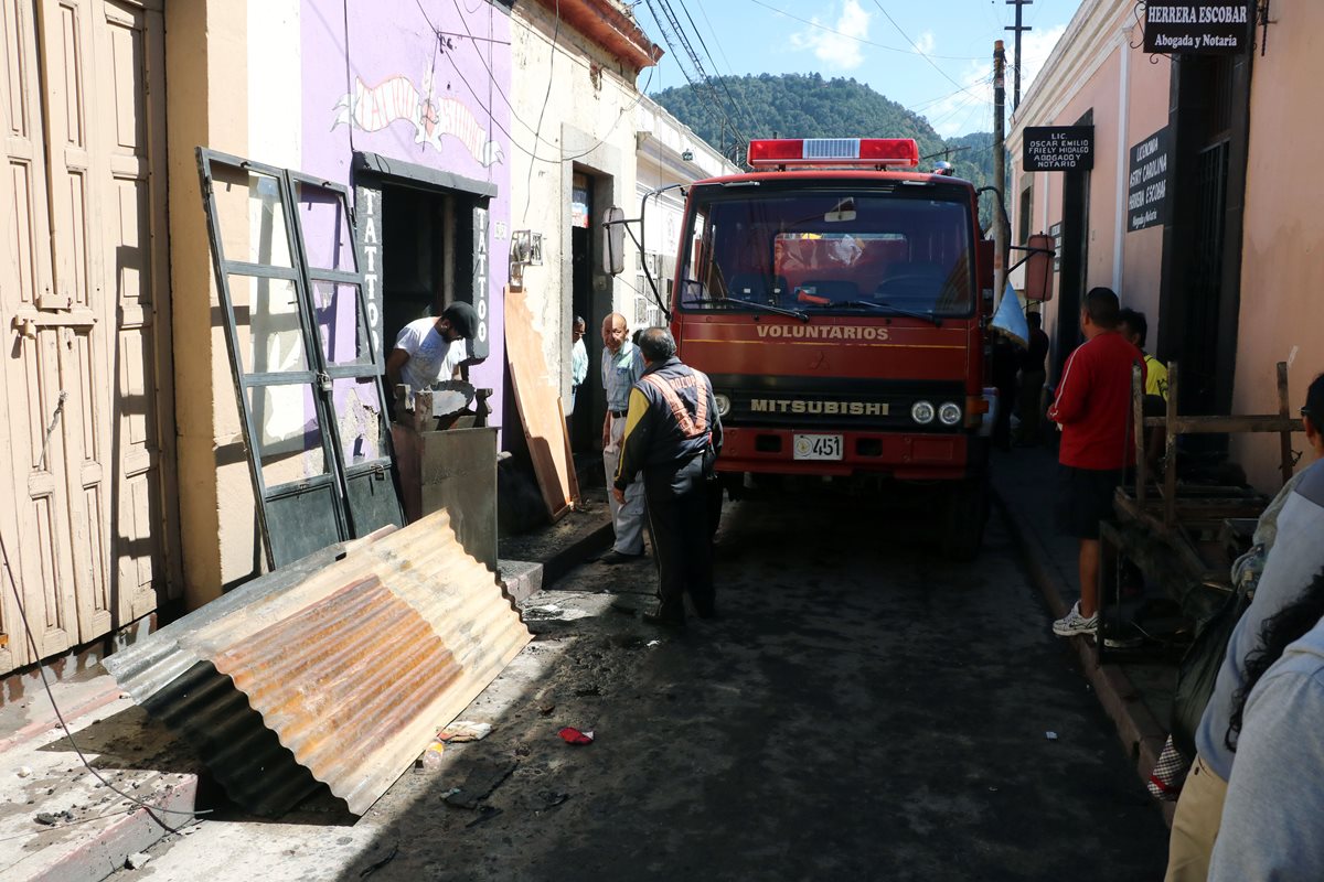 Dentro de los servicios cubiertos por Bomberos Voluntarios, están tres incendios de grandes proporciones. (Foto Prensa Libre: Carlos Ventura)