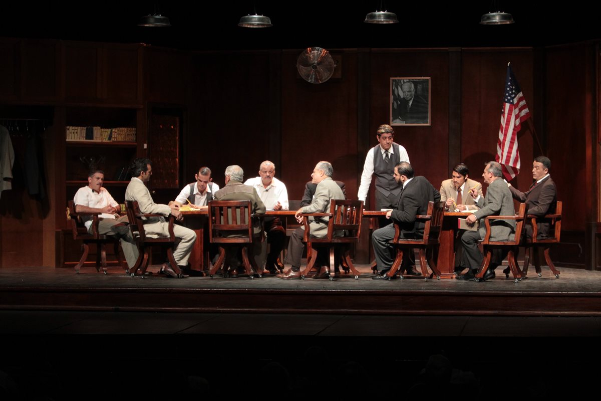 El montaje 12 hombres en pugna se presenta este mes en el Teatro Lux. (Foto Prensa Libre: Ángel Elías).