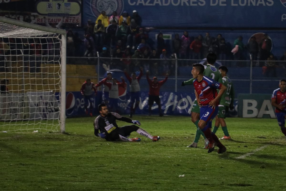 Kristian Guzmán grita el gol que abrió la ruta de la victoria de Xelajú en el clásico contra Suchitepéquez. (Foto Prensa Libre: Raúl Juárez)