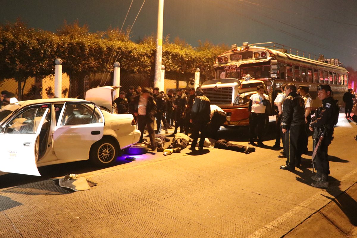 Los agentes sometieron al orden a los supuestos delincuentes. Foto Prensa Libre: Whitmer Barrera.