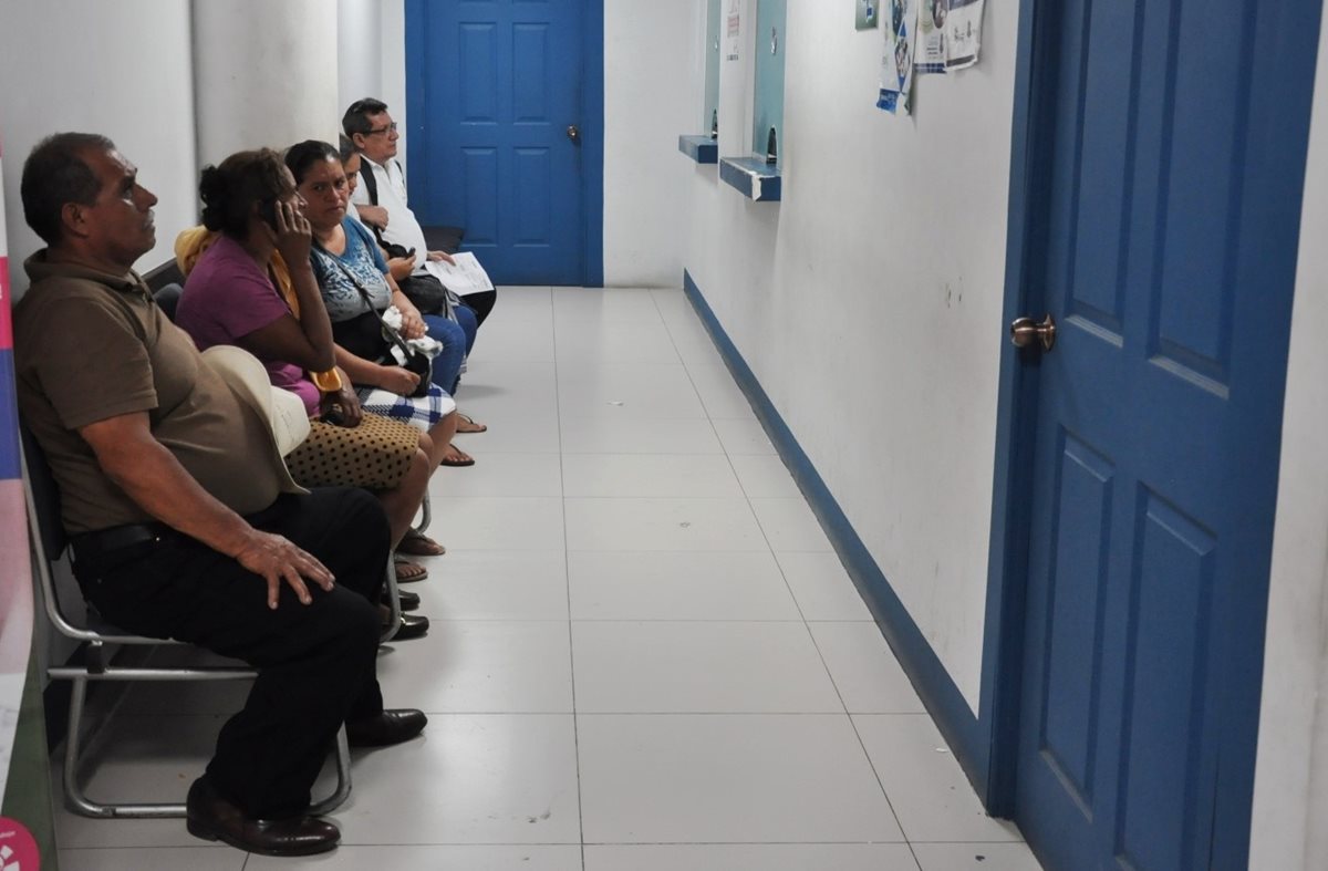 Pasillo donde se registró el deceso del paciente en una clínica del IGSS de Chiquimula. (Foto Prensa Libre: Mario Morales).
