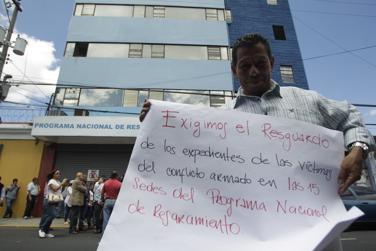 Extrabajadores como beneficiarios exigen la protección de los expedientes de las víctimas. (Foto Prensa Libre: Hemeroteca PL)