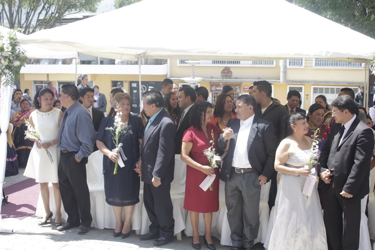 Treinta parejas contrajeron matrimonio en la ceremonia celebrada en el teatro municipal de Xela. (Foto Prensa Libre: María Longo)