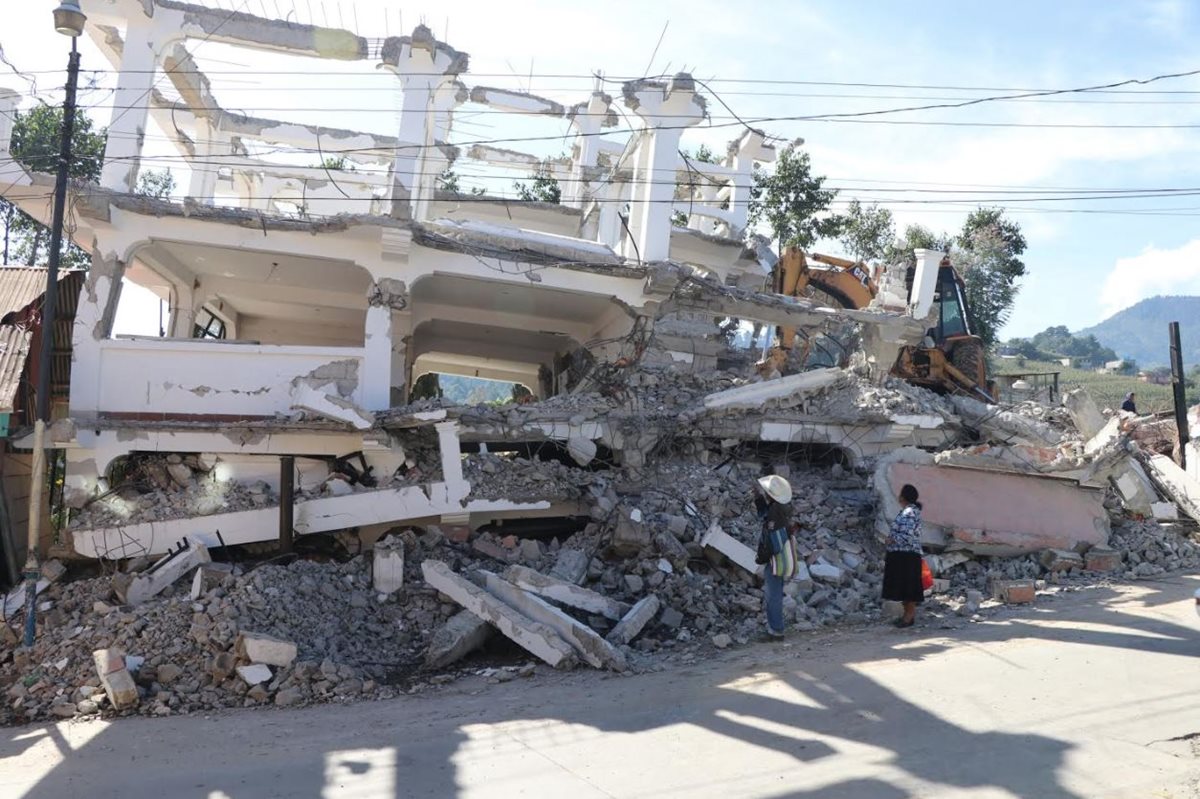 Varios inmuebles en Tacaná colapsaron por el terremoto del pasado 7 de septiembre. (Foto Prensa Libre: Whitmer Barrera)