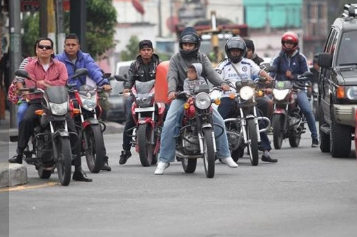 Pilotos sin casco, sobrecarga y niños que viajan sin ninguna protección, son algunas de las violaciones a la Ley de Tránsito. (Foto Prensa Libre: Hemeroteca PL).