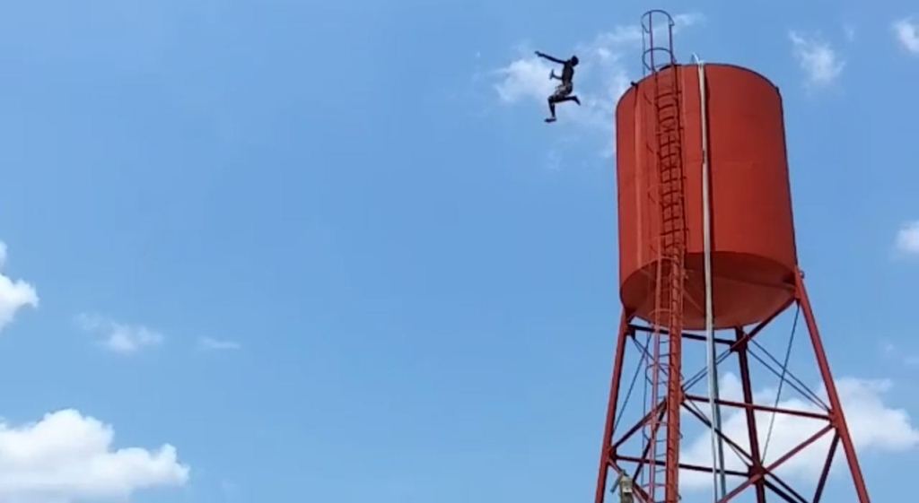 Momento en el que Israel Jacoj Nazarene se lanza desde un tanque de agua en Santa Elena, Flores, Petén. (Foto Prensa Libre).