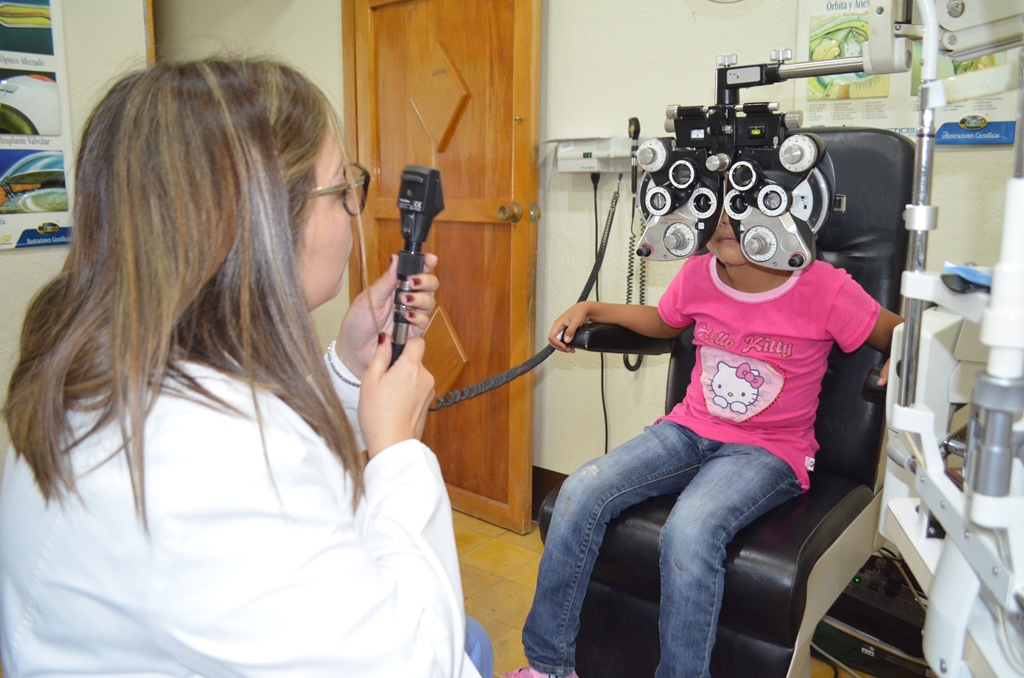 Menor recibe atención en jornada médica efectuada en El Asintal. (Foto Prensa Libre: Jorge Tizol).
