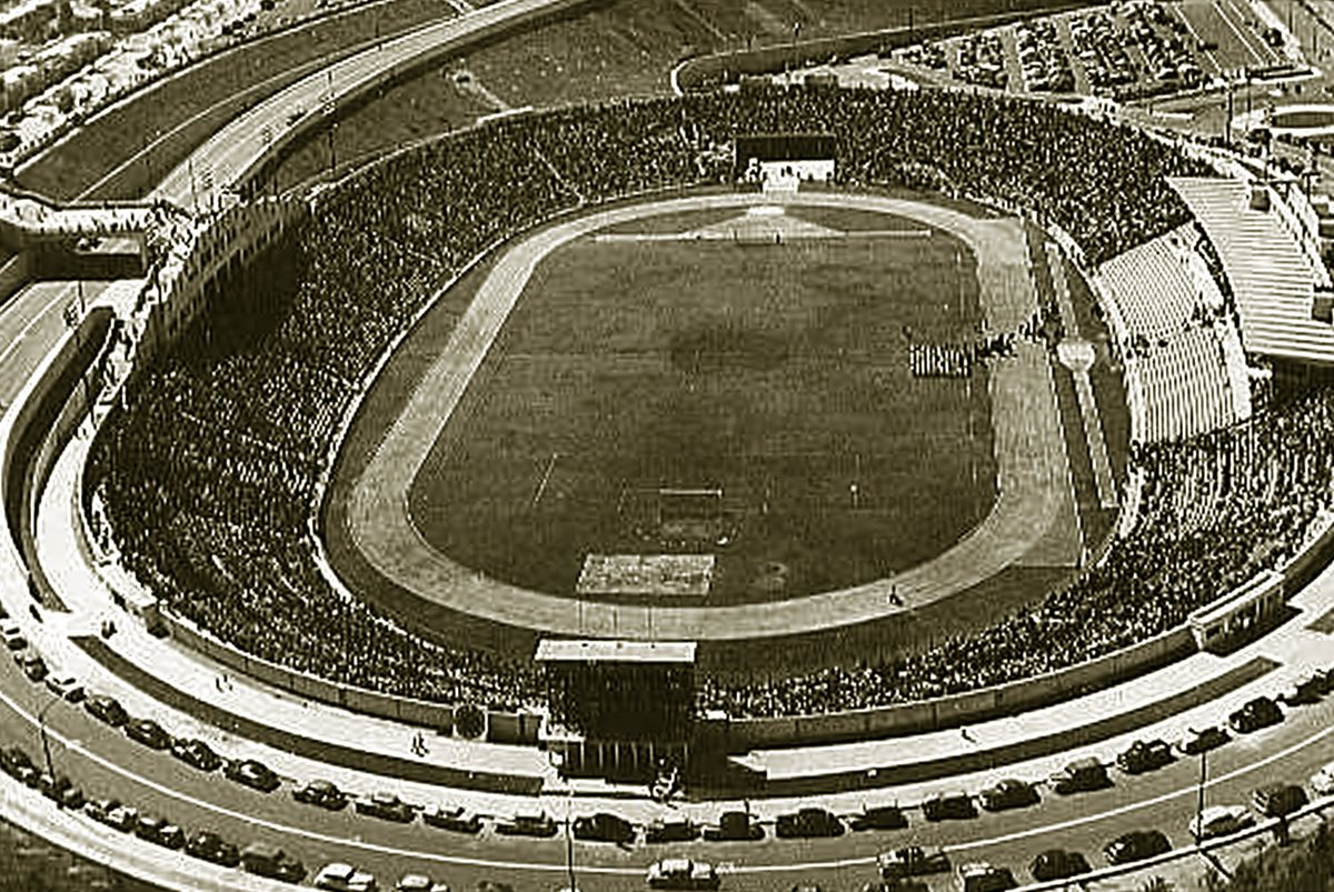 Vista aérea del estadio Mateo Flores en la década de los cincuenta. (Foto: Centuria PL)