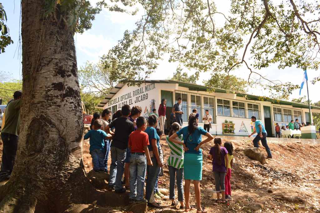 Unos 80 niños asistieron a la inauguración de la escuela en El Jícaro, Cuilapa, Santa Rosa. (Foto Prensa Libre: Oswaldo Cardona).