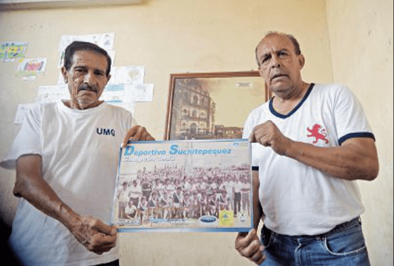 Carlos Morales Saavedra y Alejandro Ortiz Obregón recuerdan al Suchi campeón en 1983. (Foto Prensa Libre: Edwin Fajardo)