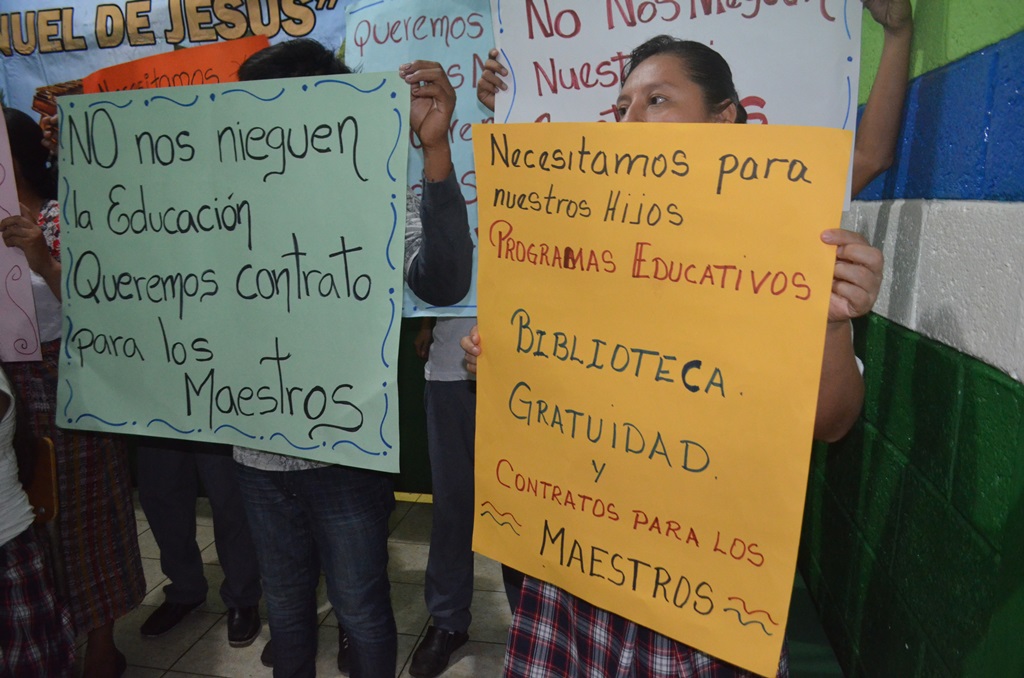 Docentes y estudiantes protestan para que autoridades escuchen sus peticiones. (Foto Prensa Libre: Jorge Tizol).