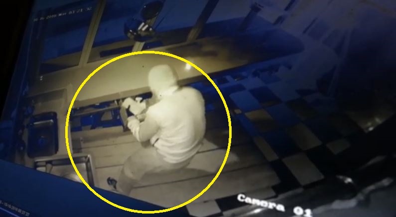 Cámara registra el momento en que un delincuente roba dinero de una carnicería en el Centro Comercial Municipal de Xela. (Foto Prensa Libre: Fred Rivera) 