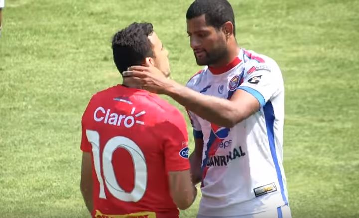 Marco Pablo Pappa escupió a Leandro Barbosa durante el duelo entre Municipal y Xelajú MC. (Foto Prensa Libre: Captura de Pantalla Youtube Guatevision)