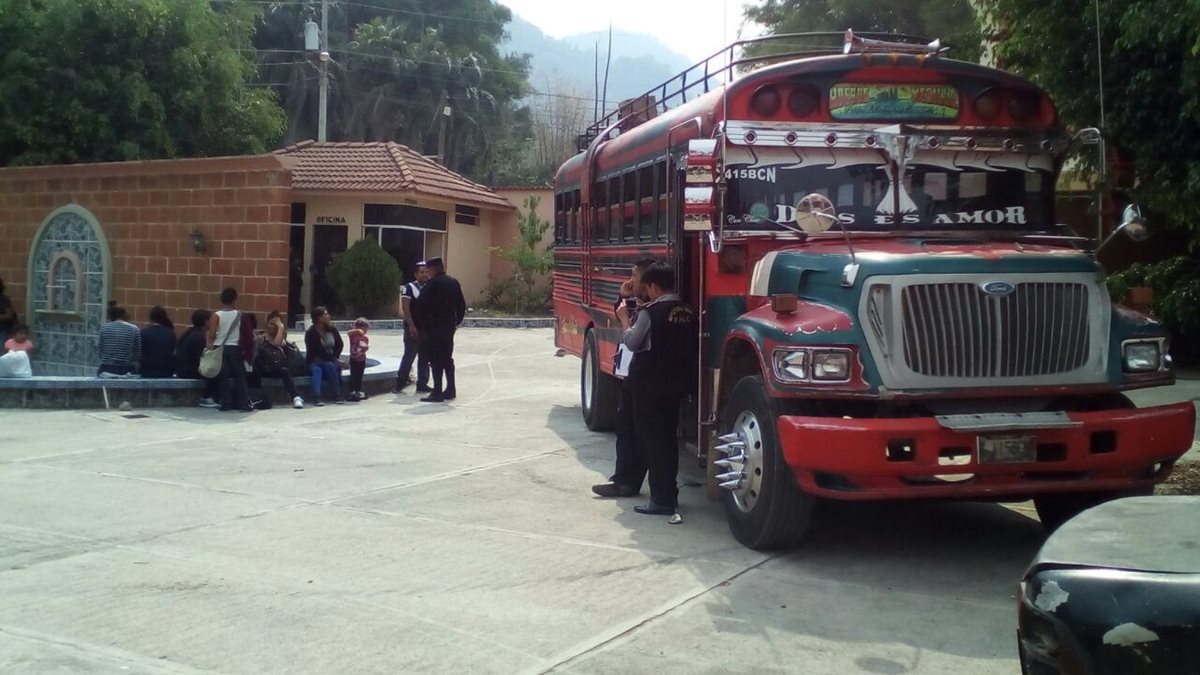 Autobús interceptado por las fuerzas de seguridad en La Democracia, Huehuetenango. (Foto Prensa Libre: PNC)
