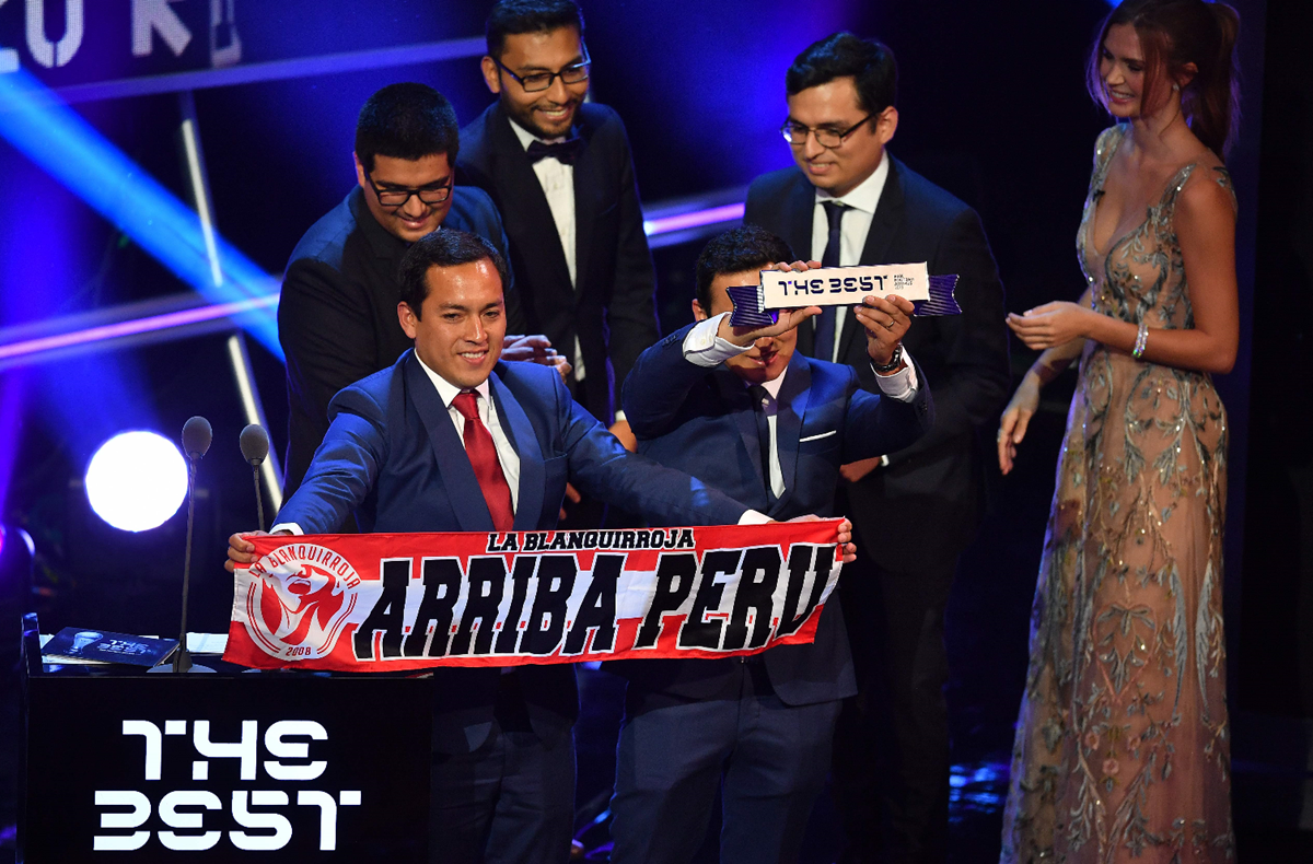 Los aficionados peruanos asistieron a la gala en Londres para ser galardonados con The Best. (Foto Prensa Libre: AFP)