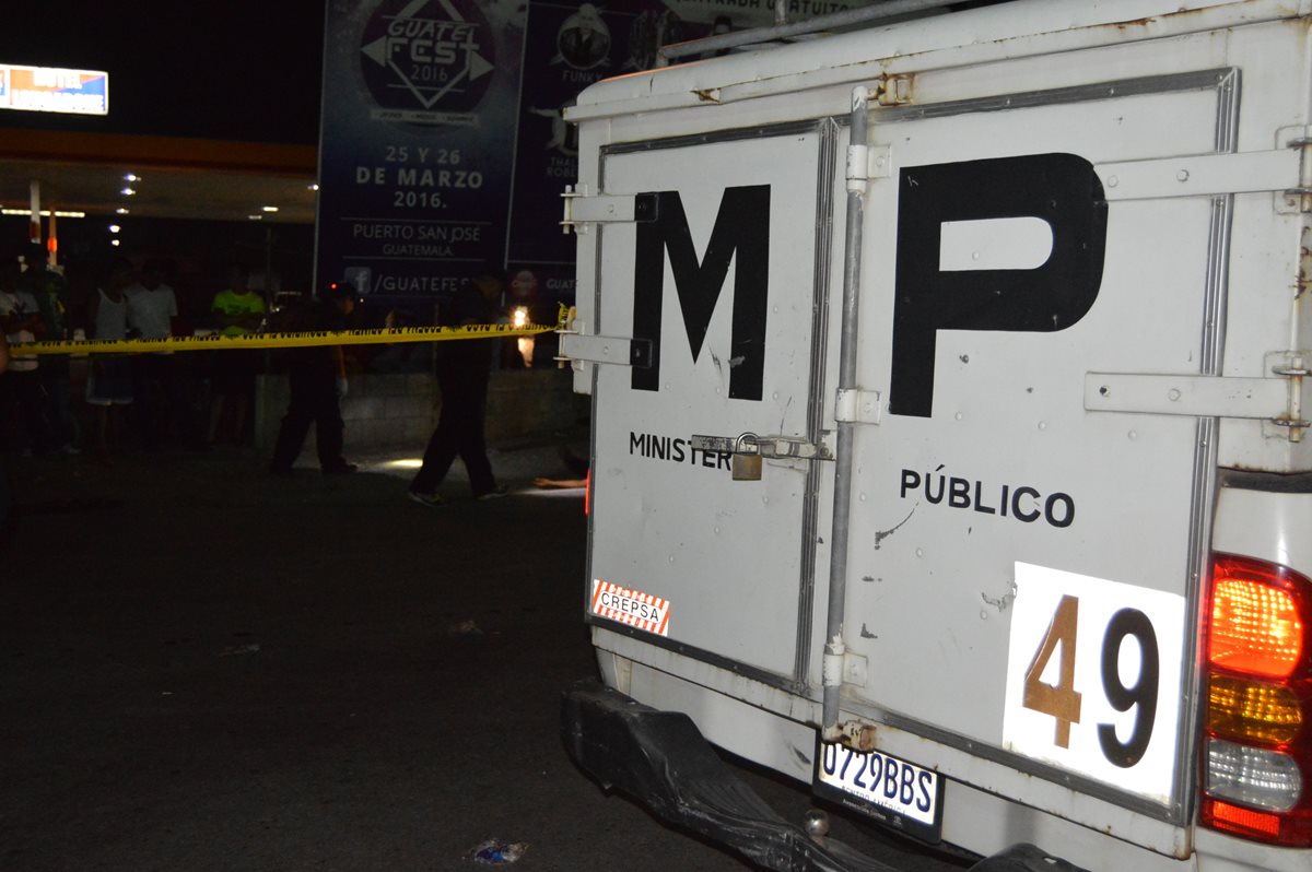 Investigadores del MP recaban evidencias en la comunidad Santa Cruz, Río Hondo, Zacapa, donde un hombre murió a balazos. (Foto Prensa Libre: Víctor Gómez)