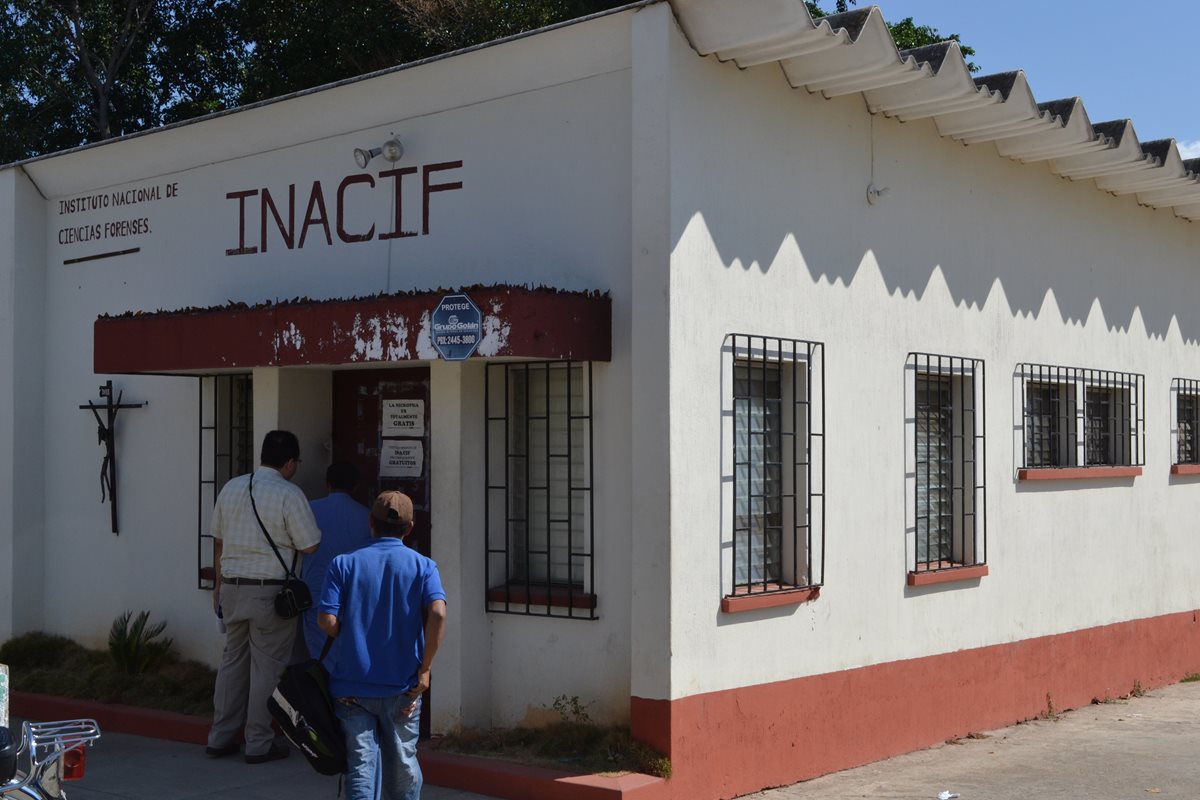 Los cuerpos de los hermanos García fueron trasladados a la morgue del Inacif, en Chiquimula. (Foto Prensa Libre: Edwin Paxtor)
