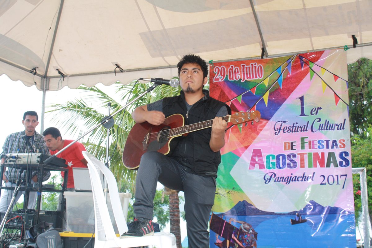 Artistas locales participan en el festival de fiestas agostinas en Panajachel. (Foto Prensa Libre: Ángel Julajuj)