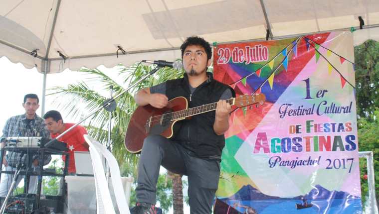 Artistas locales participan en el festival de fiestas agostinas en Panajachel. (Foto Prensa Libre: Ángel Julajuj)