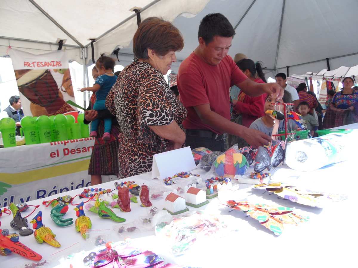 Varias Artesanías se exhiben en el parque central de Tecpán Guatemala, por la celebración de los 492 años de fundación como capital.(Foto Prensa Libre: José Rosales)