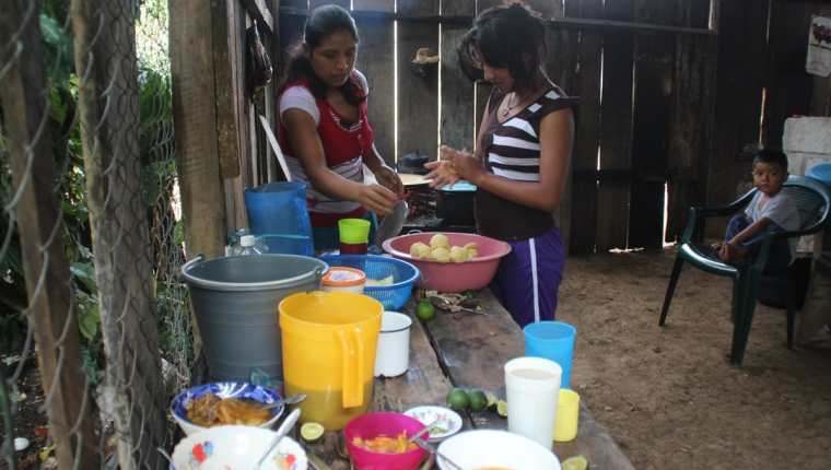 Las familias de Nentón, Huehuetenango, que huyeron a Chiapas, México, viven en covachas. (Foto Prensa Libre: Mike Castillo)