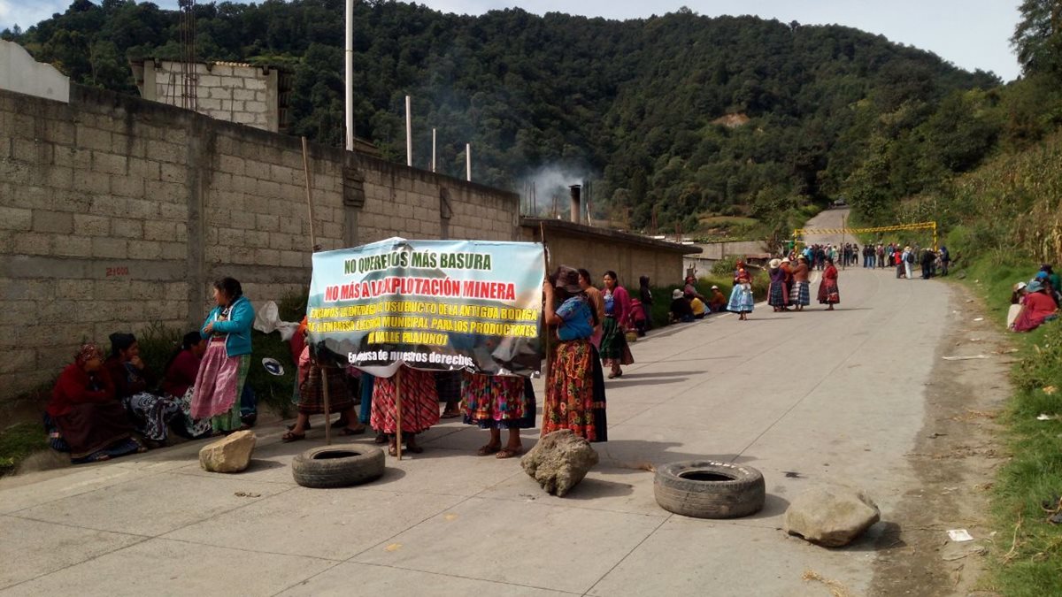 Vecinos colocan llantas y piedras para bloquear el paso de camiones, en el Valle Palajunoj, Quetzaltenango. (Foto Prensa Libre: El Quetzalteco)
