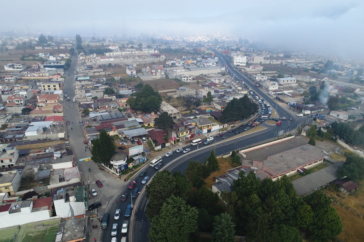 Panorámica del congestionamiento vial que se forma desde la Colonia El Maestro hasta la entrada a La Esperanza. (Foto Prensa Libre: Cortesía)