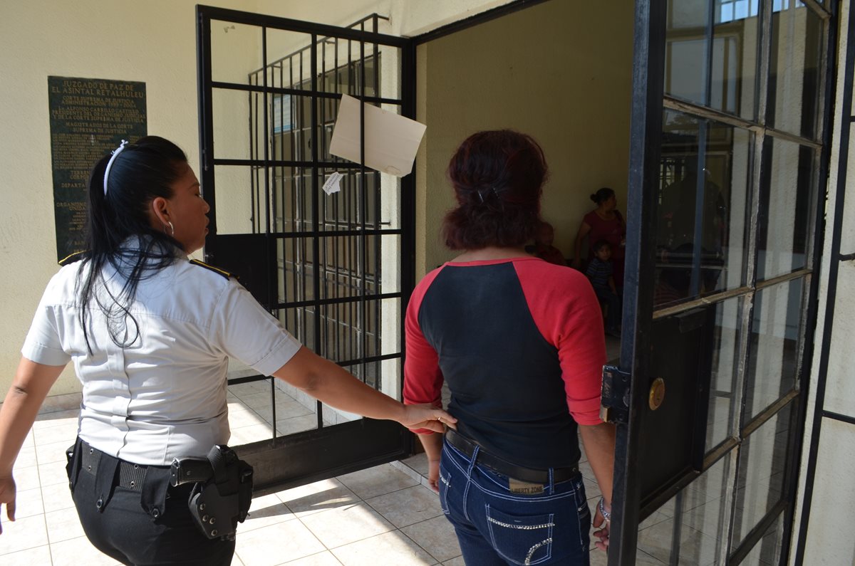 Menor implicada en crimen es trasladada a juzgado de menores en El Asintal. (Foto Prensa Libre: Jorge Tizol)