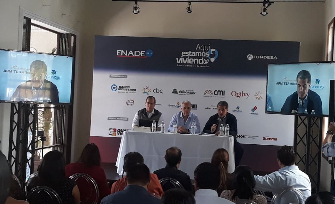 El investigador Jorge Benavides, Juan Carlos Paiz, presidente de Fundesa y José Antonio Corrales, presidente del comité organizador de Enade 2018, hacen la presentación del evento que se realizará el próximo 11 de octubre. (Foto Prensa Libre: Urías Gamarro)