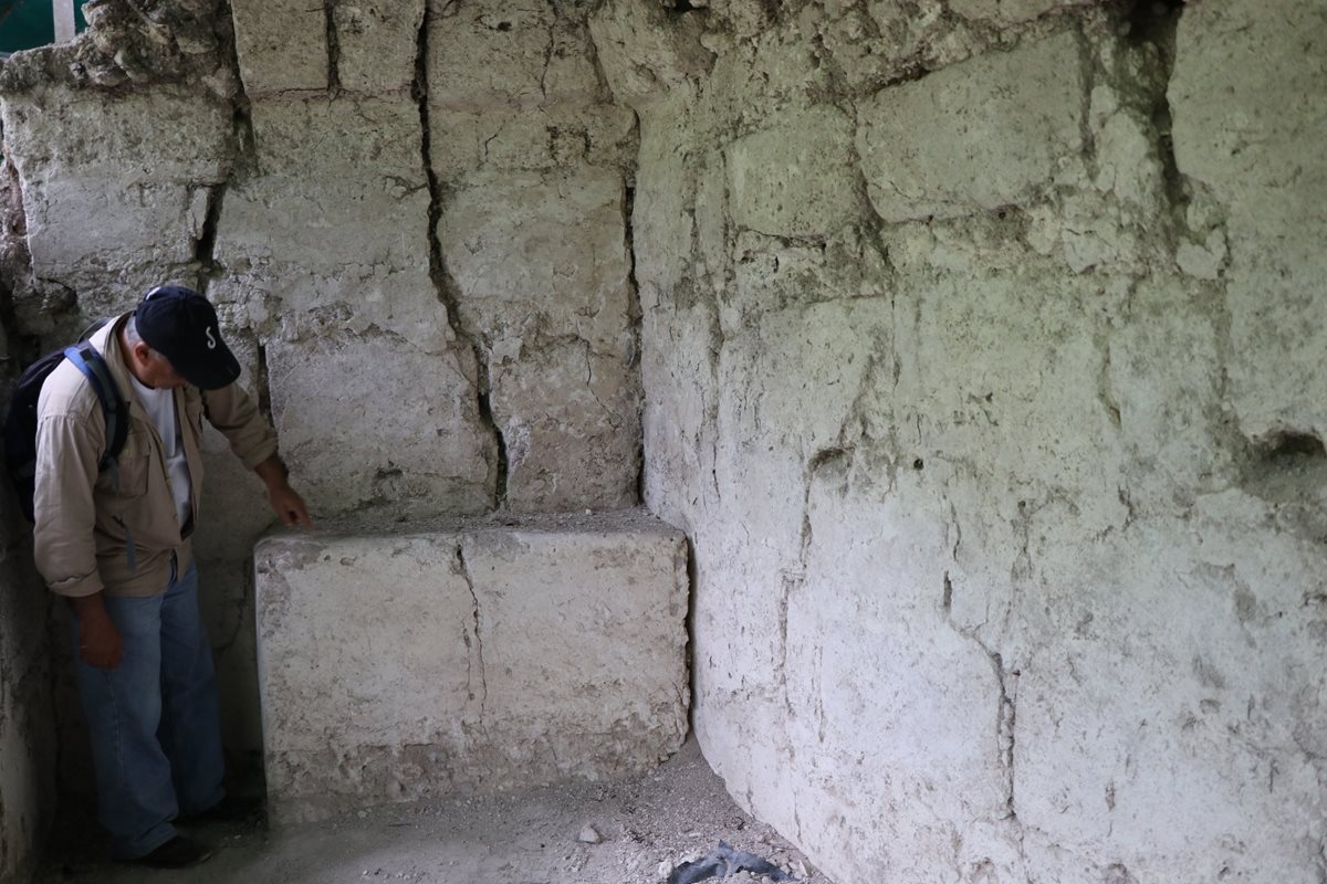 El arqueólogo Benito Burgos Morales señala el juego de patolli, descubierto en el palacio 5D105 de Tikal. (Foto Prensa Libre: Rigoberto Escobar)