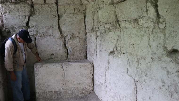 El arqueólogo Benito Burgos Morales señala el juego de patolli, descubierto en el palacio 5D105 de Tikal. (Foto Prensa Libre: Rigoberto Escobar)
