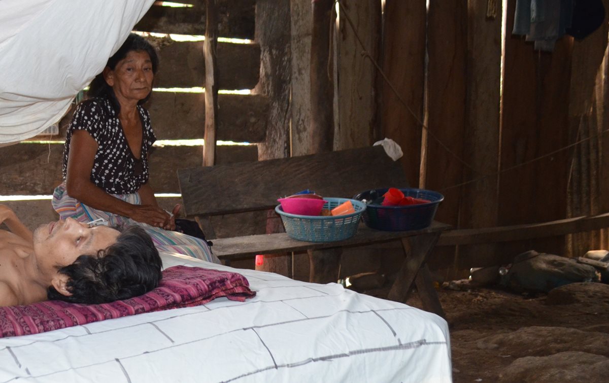 Raimundo Cruz Joaquín, en San Andrés Villa Seca, permanece en cama debido a tres enfermedades que padece. (Foto Prensa Libre: Jorge Tizol)