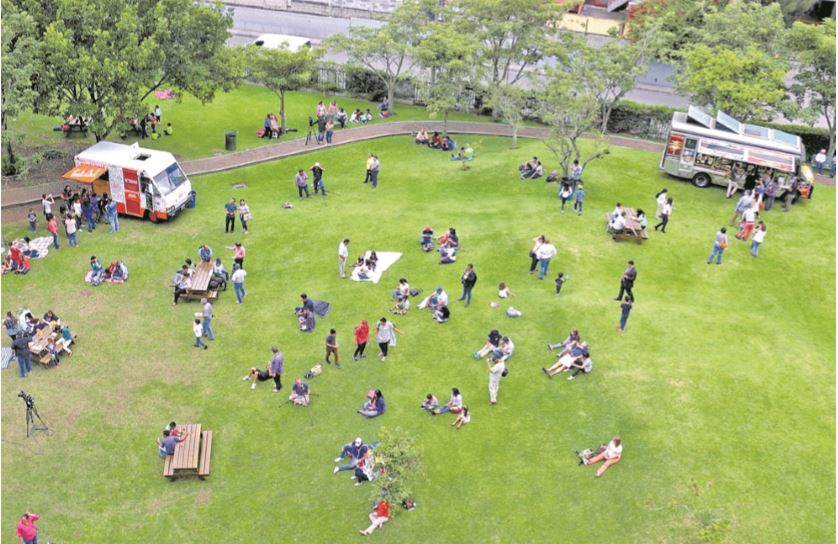 En el jardín del Museo Miraflores podrá disfrutar de una tarde de convivencia con sus seres queridos y ver una película de la década de 1970. Además, podrá degustar comida y escuchar música en vivo. (Foto Prensa Libre: Cortesía)
