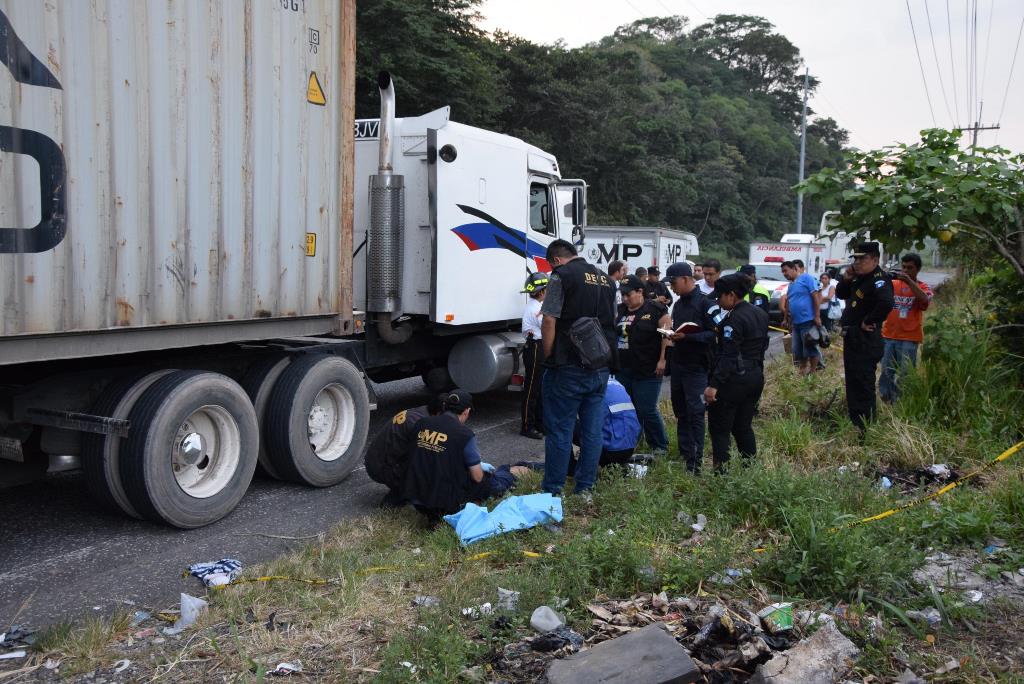 Peritos del Ministerio Público resguardan el cuerpo del piloto que murió en el lugar del percance. (Foto Prensa Libre: Carlos Paredes)