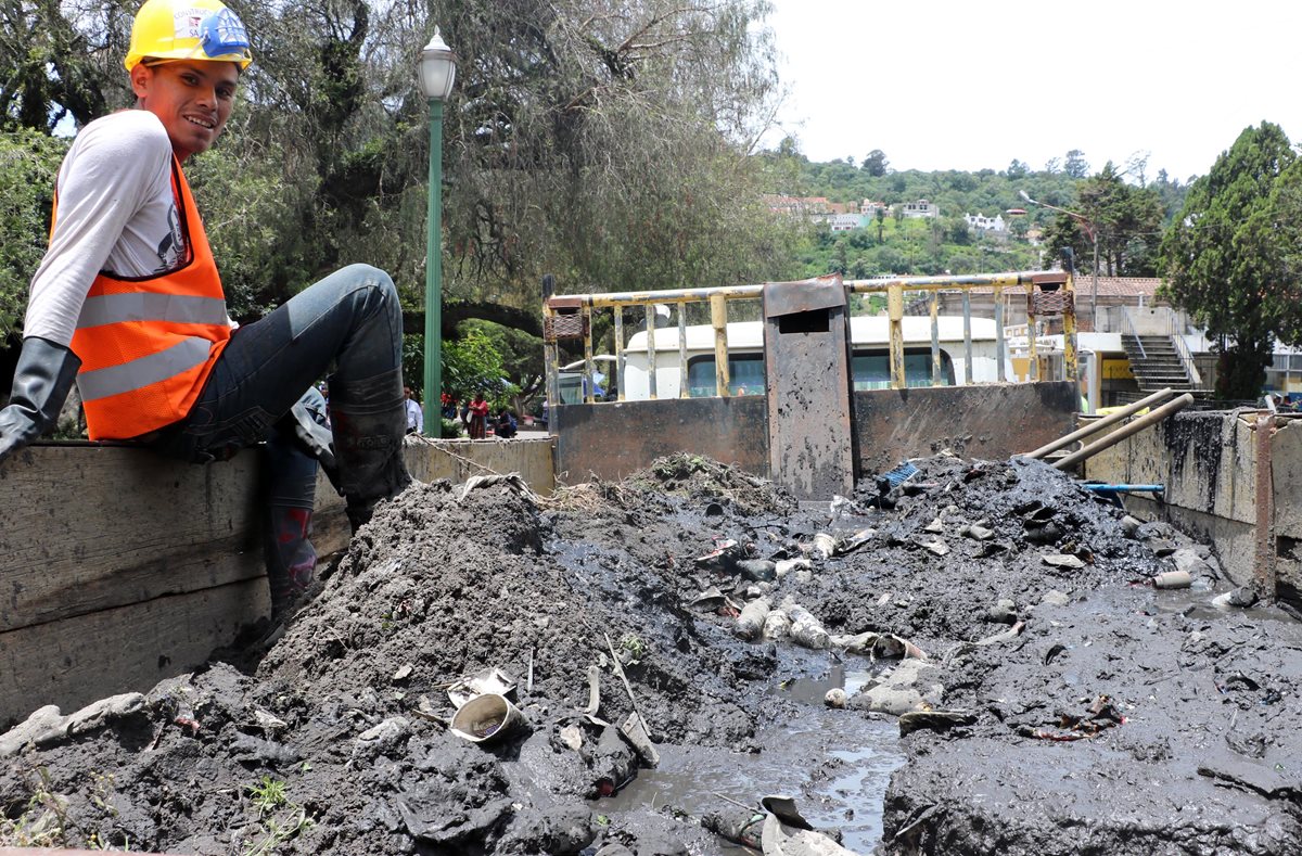 Trabajadores se sorprendieron por la cantidad de tierra acumulada en los tragantes. (Foto Prensa Libre: Carlos Ventura)