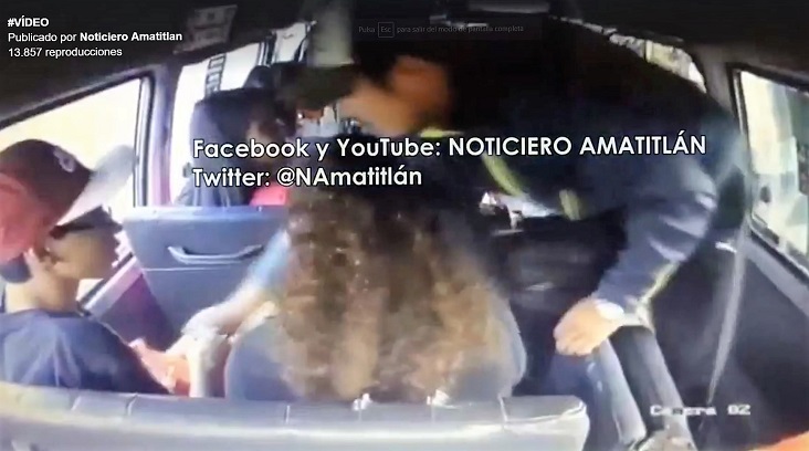 En video quedó grabado el momento en el que dos hombres asaltan a los pasajeros de un bus en Villa Nueva. (Foto Prensa Libre: Noticias Amatitlán)