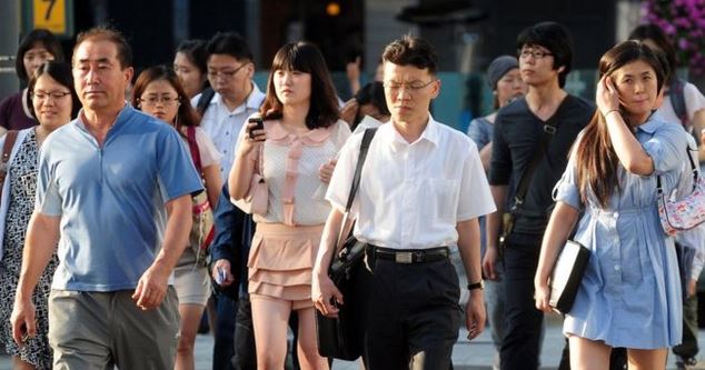 Los surcoreanos trabajaron un promedio de 2.069 horas el año pasado. (Foto Prensa Libre: Getty Images)