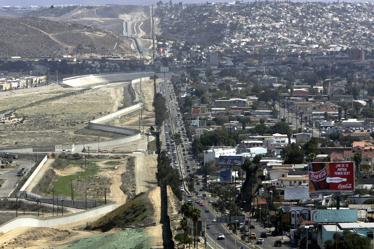 Frontera entre Estados Unidos y México en San Isidro, Tijuana en 2006. (Foto: AFP)