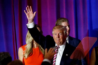 Donald Trump alza la mano a sus seguidores durante una comparecencia pública tras conocerse los resultados. (Foto Prensa Libre: AFP).