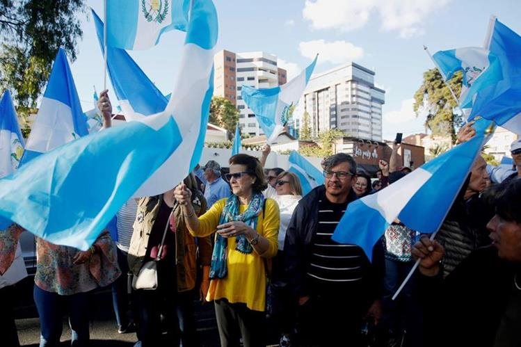 Frente a la sede de la Cicig, en zona 14, se congregaron decenas de personas a celebrar la expulsión de esa comisión. (Foto Prensa Libre: por EFE)