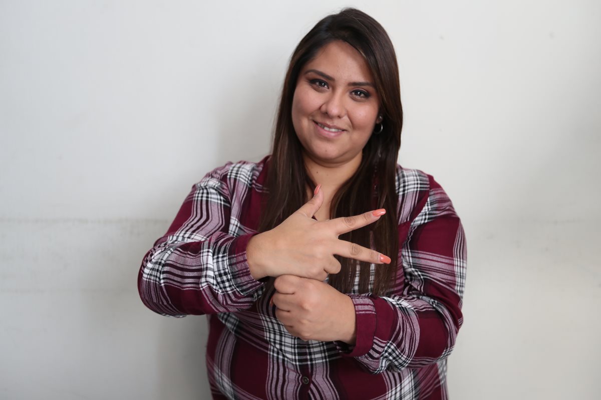 La instructora de lengua de señas Carmen Pérez hace el signo de Guatemala. (Foto Prensa Libre, Brenda Martínez).