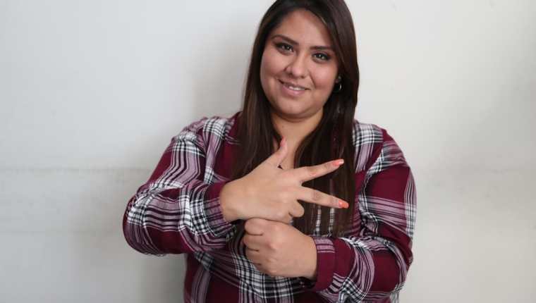 La instructora de lengua de señas Carmen Pérez hace el signo de Guatemala. (Foto Prensa Libre, Brenda Martínez).