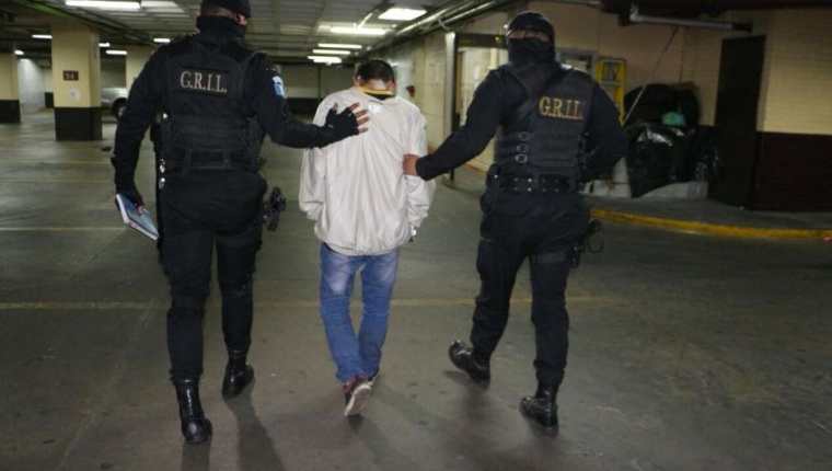 Un menor de 14 años, fue detenido por elementos de la PNC porque pretendía realizar un ataque armado en zona 16, junto a otras personas que huyeron del lugar. (Foto Prensa Libre: Ministerio de Gobernación)