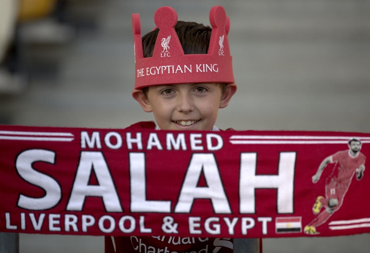 La afición confía en que Salah se recupere de la lesión y pueda jugar el Mundial de Rusia. (Foto Prensa Libre: AFP).