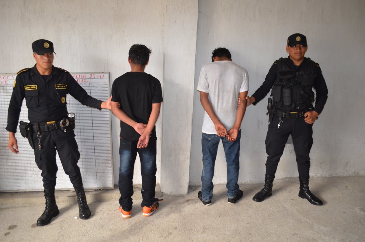 Menores señalados de extorsión y robo son custodiados por agentes de la PNC. (Foto Prensa Libre: Jorge Tizol)