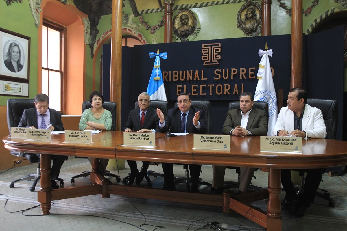 Los magistrados titulares del TSE resultaron beneficiados al otorgar un bono de consulta popular para los empleados permanentes de ese organismo. (Foto Prensa Libre: Hemeroteca PL)