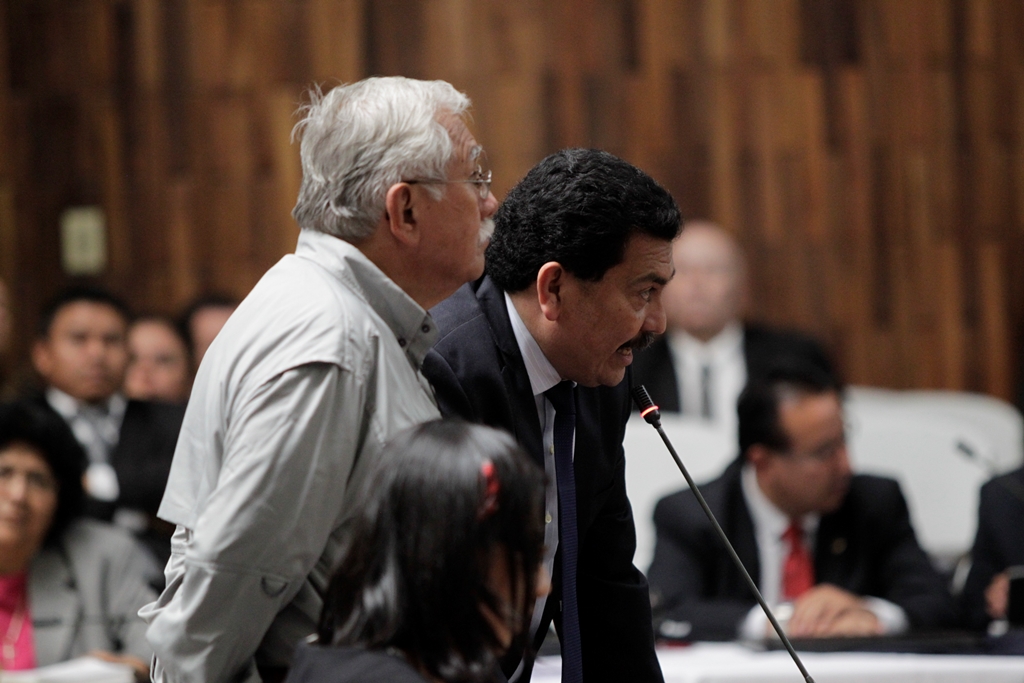 El abogado Francisco García Gudiel —de saco— pide que su defendido, Edín Barrientos, no sea interrogado por el MP después de rendir su declaración. (Foto Prensa Libre: Edwin Bercián)